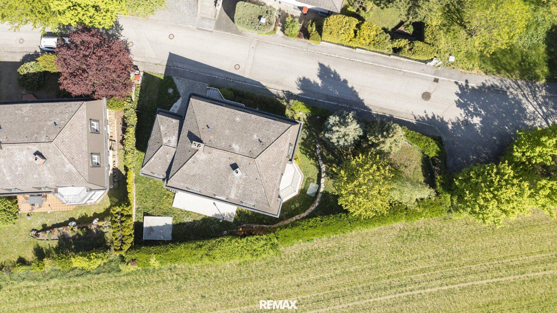 Vogelperspektive des Hauses mit Garten und angrenzender Grünfläche.