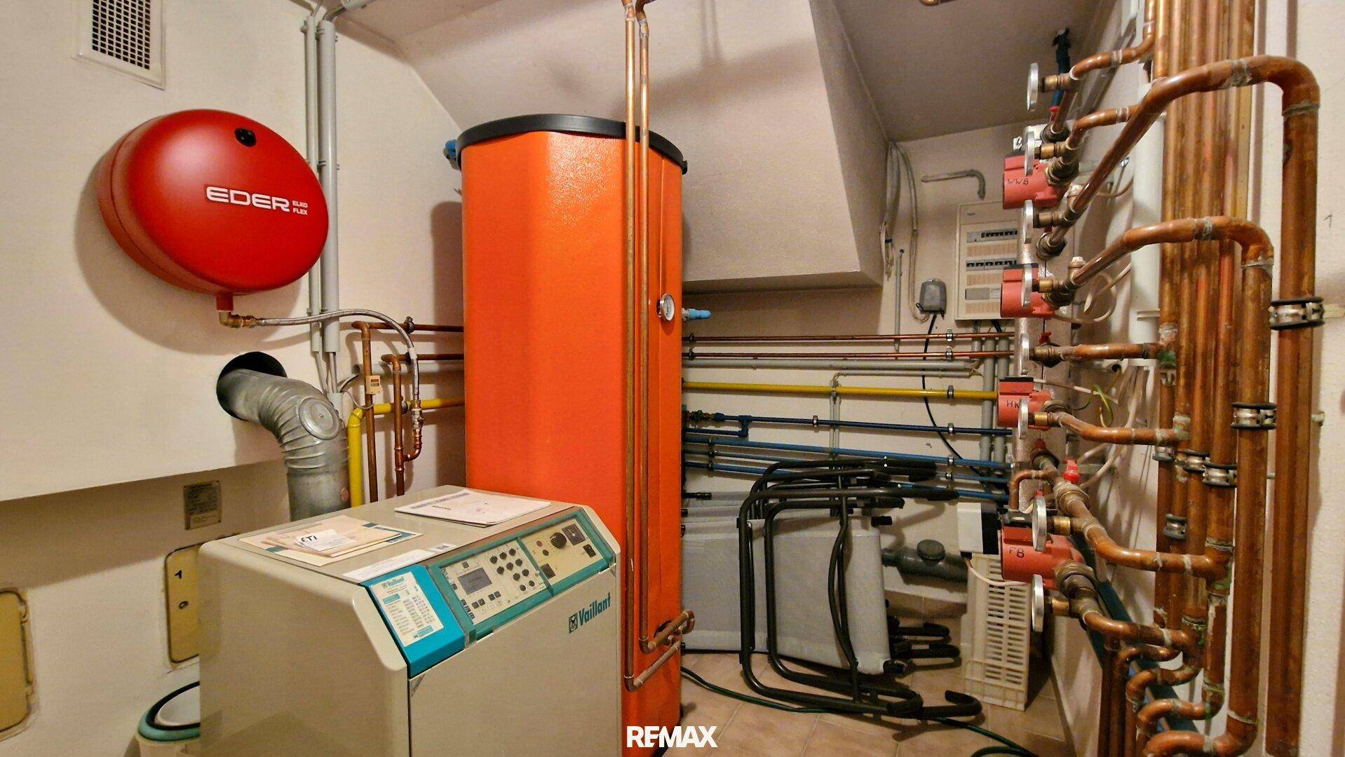 Technikraum mit Heizungsanlage und Warmwasserspeicher.