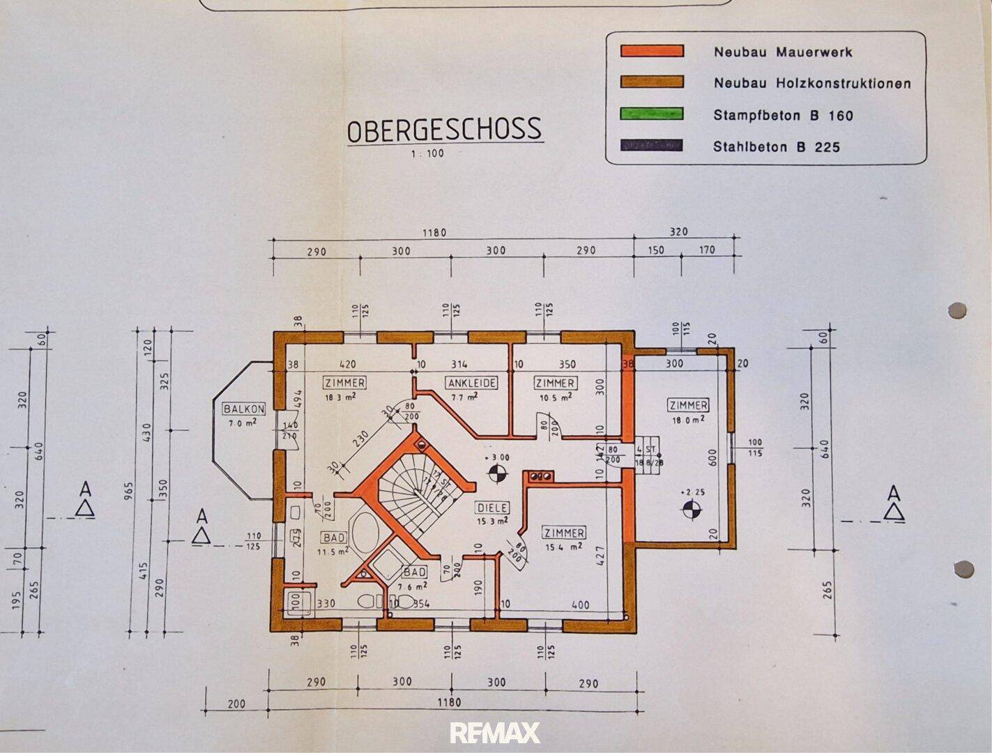 Grundriss des Obergeschosses mit Zimmern, Bad und Balkon.