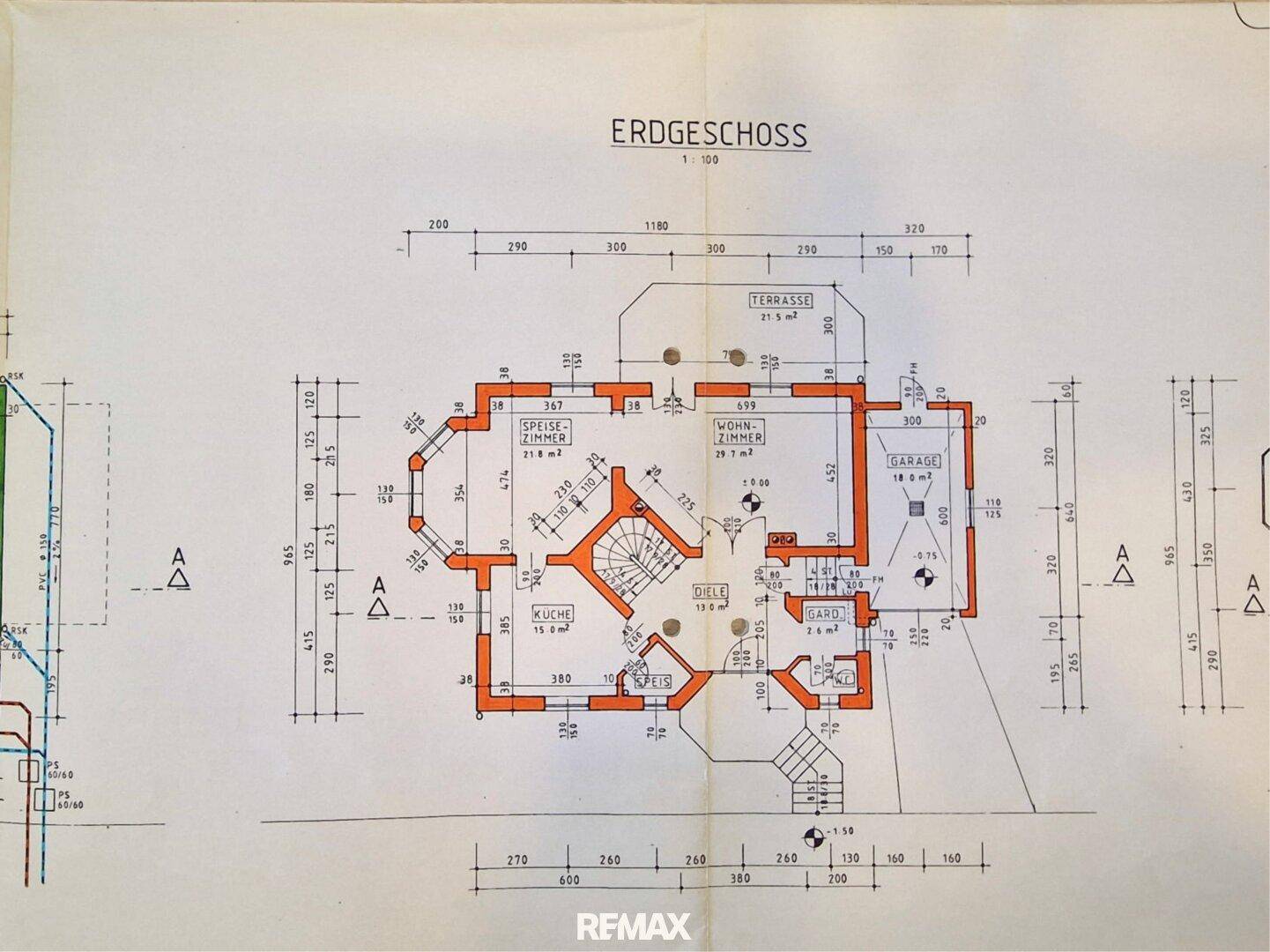 Detaillierter Grundriss des Erdgeschosses mit Wohnzimmer, Esszimmer, Küche und Terrasse.