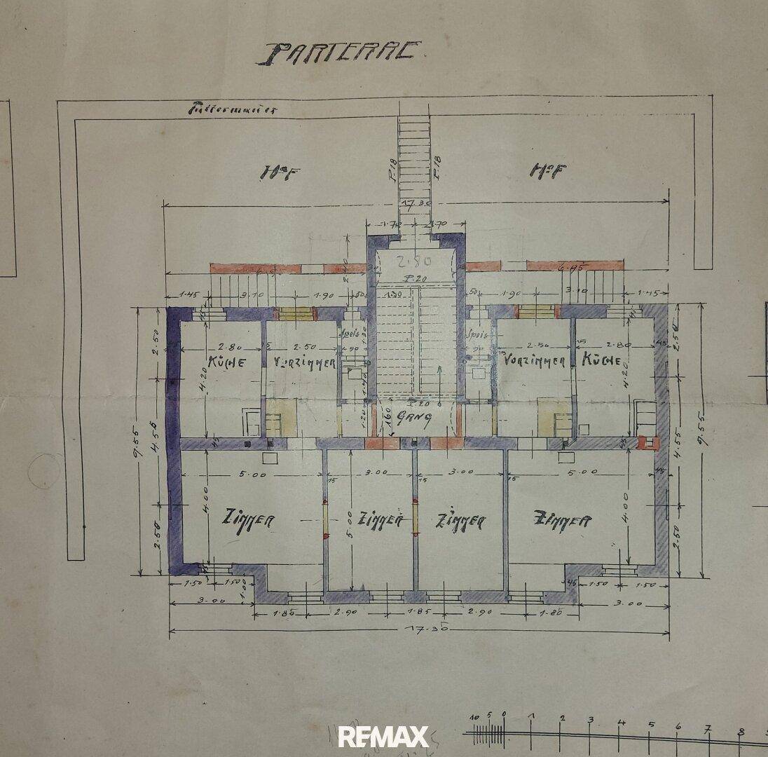 Historischer Grundriss des Erdgeschosses mit mehreren Zimmern und Küchen, ideal für eine große Familie.