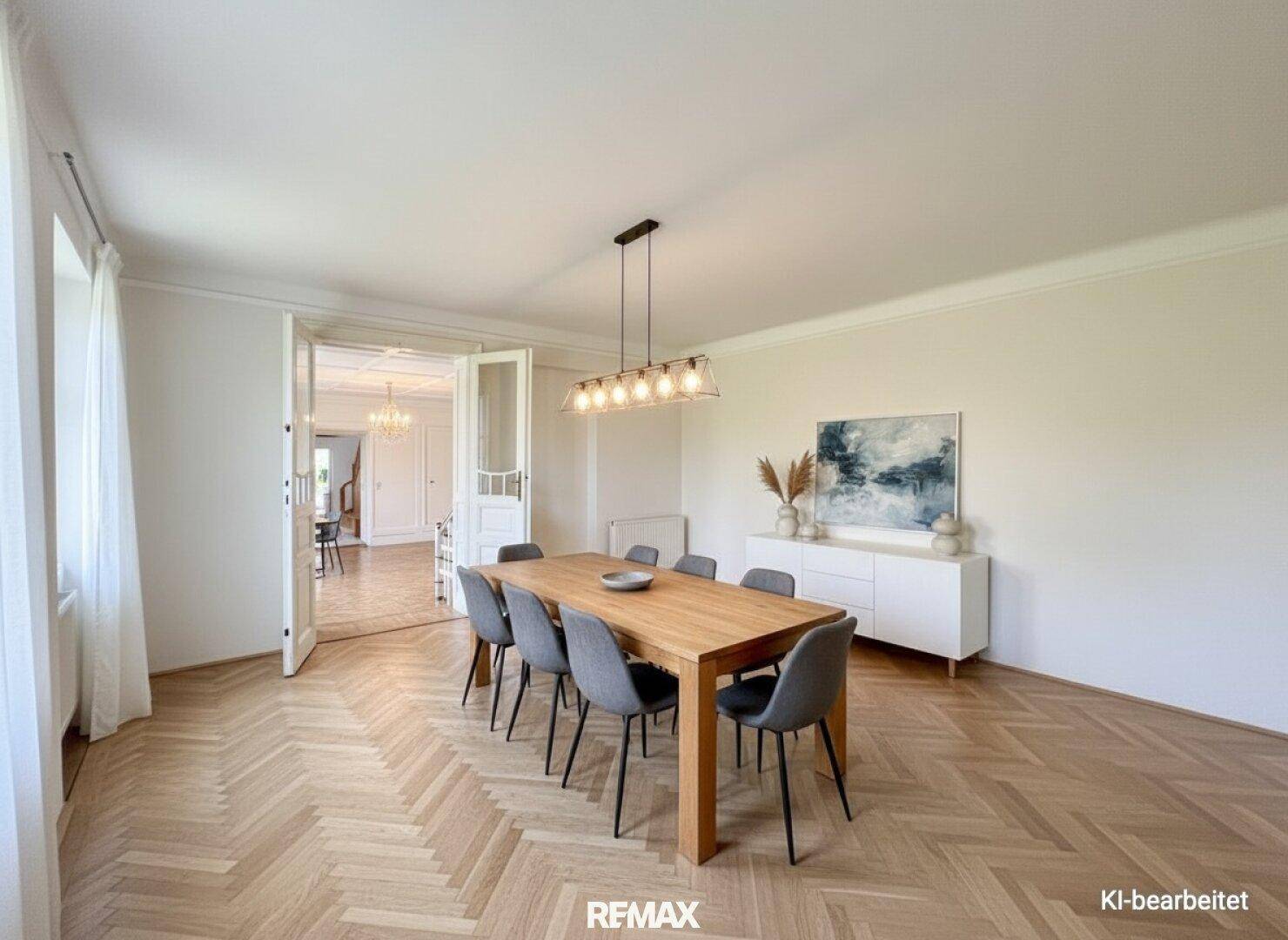 Heller Essbereich mit Holztisch, modernen Stühlen und Fischgrätparkett, sehr geräumig.