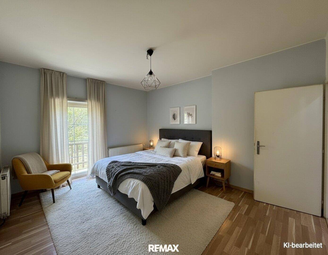 Gemütliches Schlafzimmer mit Doppelbett, Teppich und Zugang zum französischen Balkon.