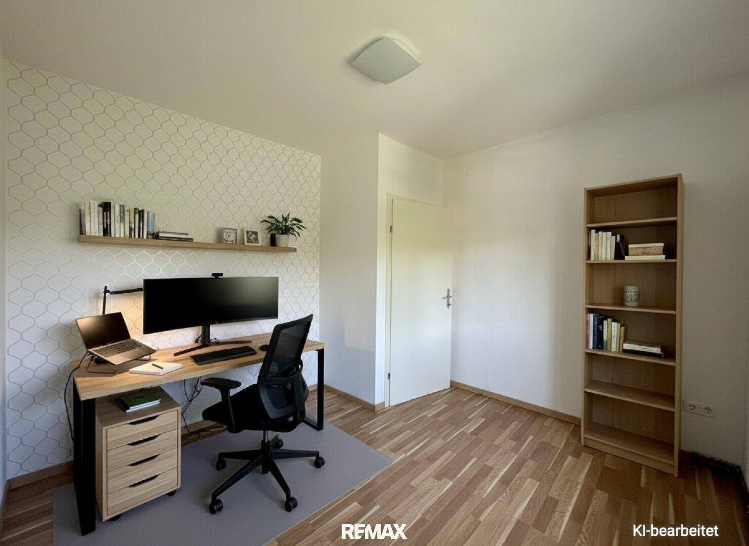 Modernes Arbeitszimmer mit Schreibtisch, Bücherregal und hellem Holzboden.