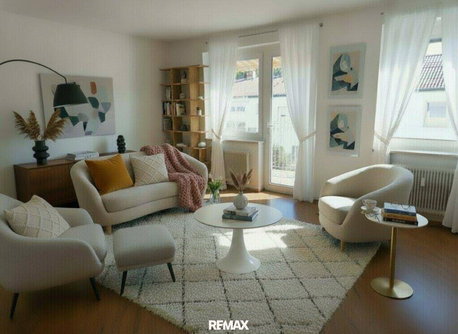 Stilvoll eingerichtetes Wohnzimmer mit viel Tageslicht und Zugang zum Balkon.