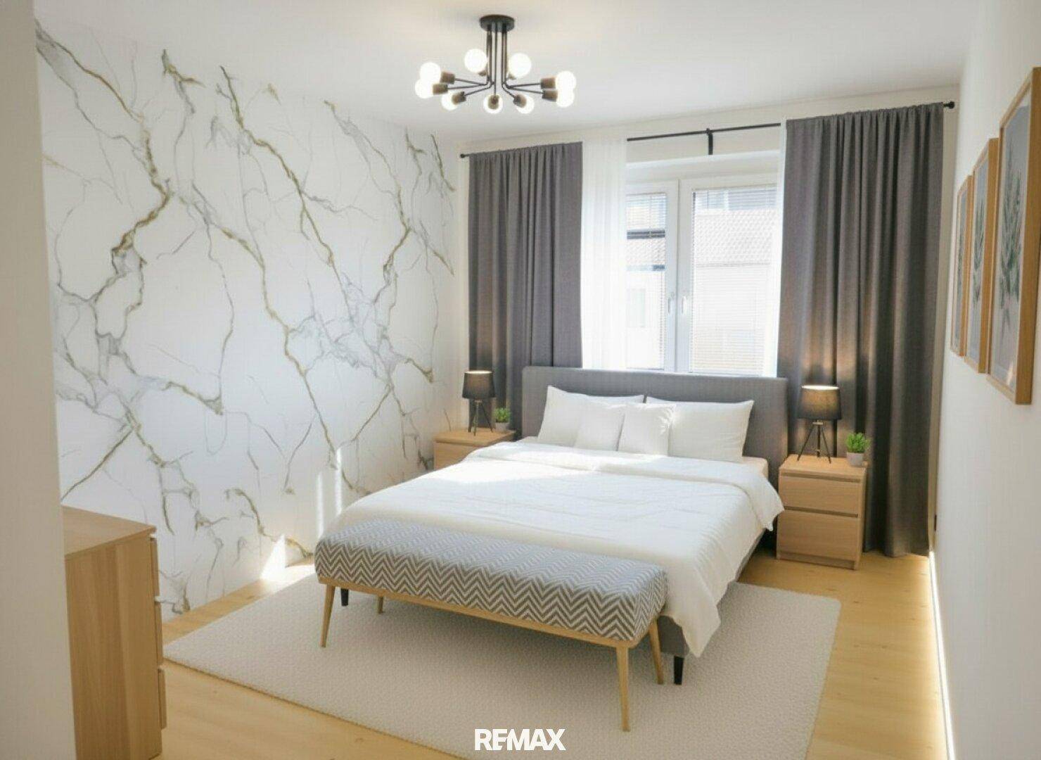 Modernes Schlafzimmer mit Marmor-Effekt-Wand, Holzboden und viel Tageslicht.