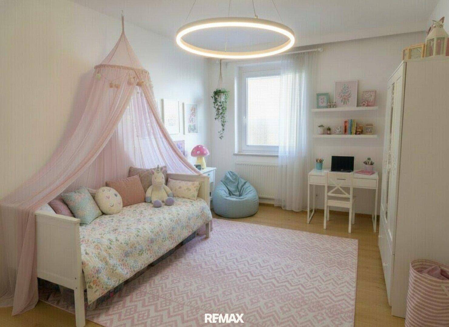 Helles Kinderzimmer mit Baldachinbett, Holzboden und verspielter Dekoration.