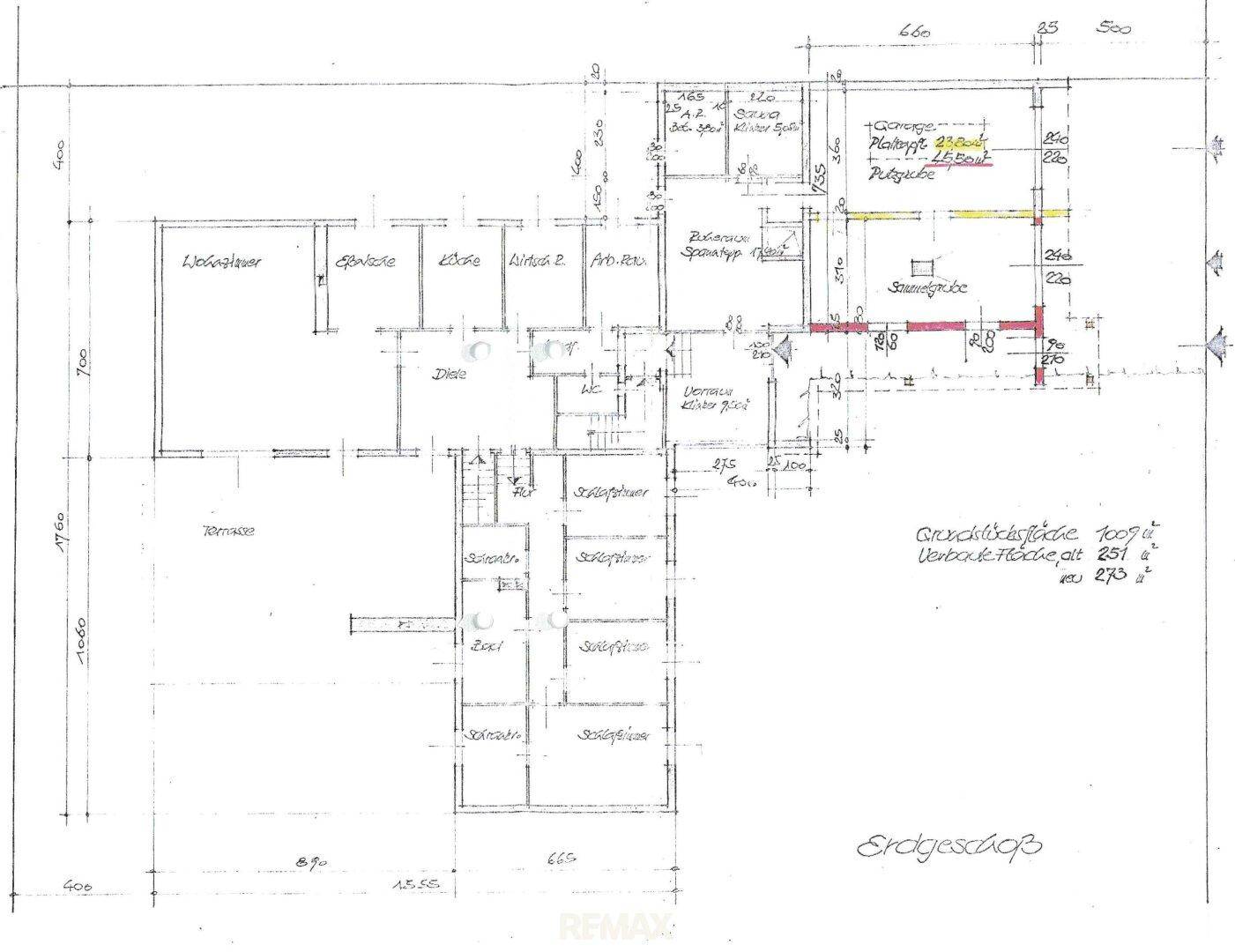 Handgezeichneter Grundriss des Erdgeschosses mit verschiedenen Räumen und Abmessungen.