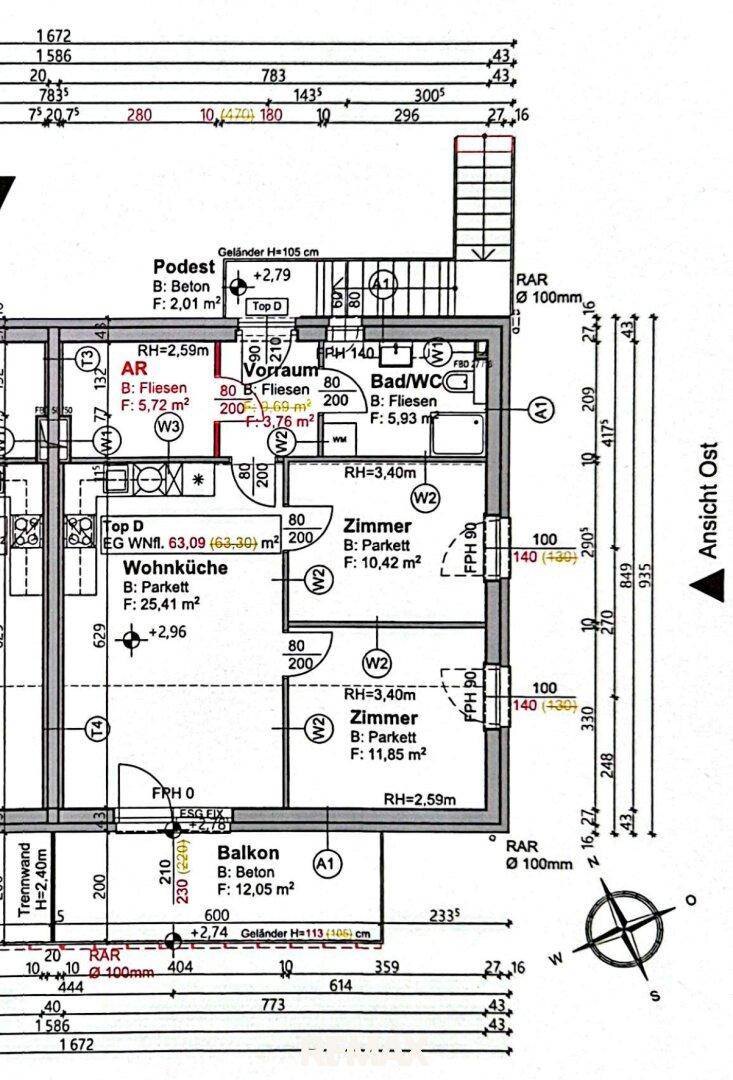 Detaillierter Grundriss des Erdgeschosses mit Wohnküche, Zimmern und Balkon.