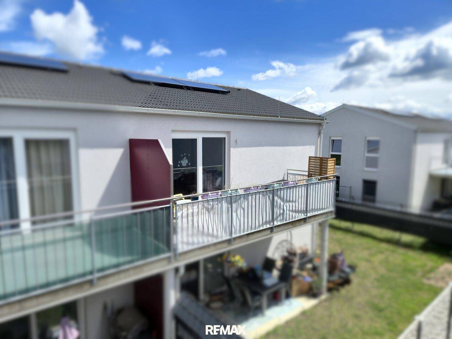 Balkon mit Glasgeländer und Sichtschutz, bietet Platz für Entspannung im Freien.