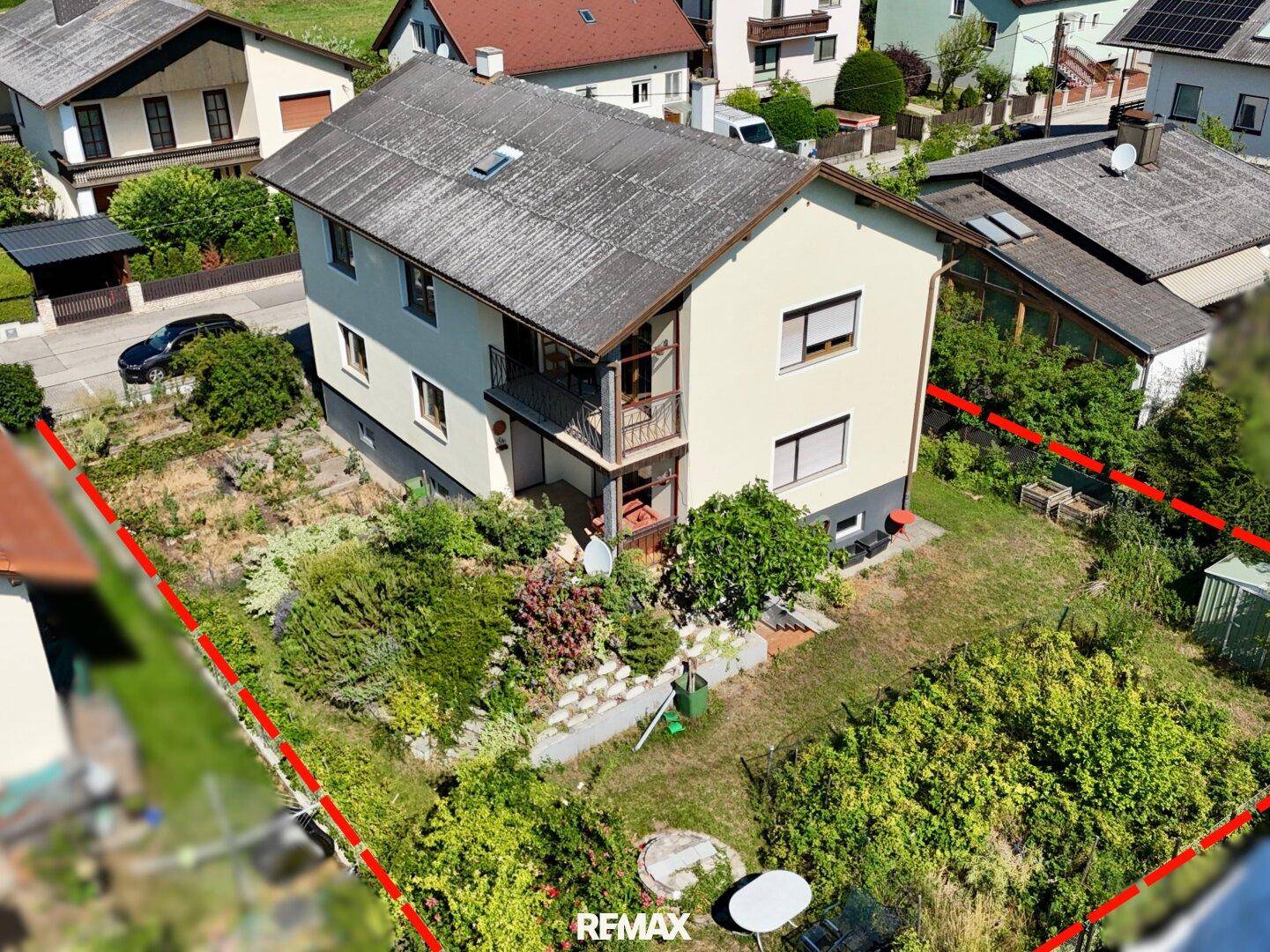 Luftaufnahme des Hauses mit großem Gartenbereich und umliegender grüner Landschaft.