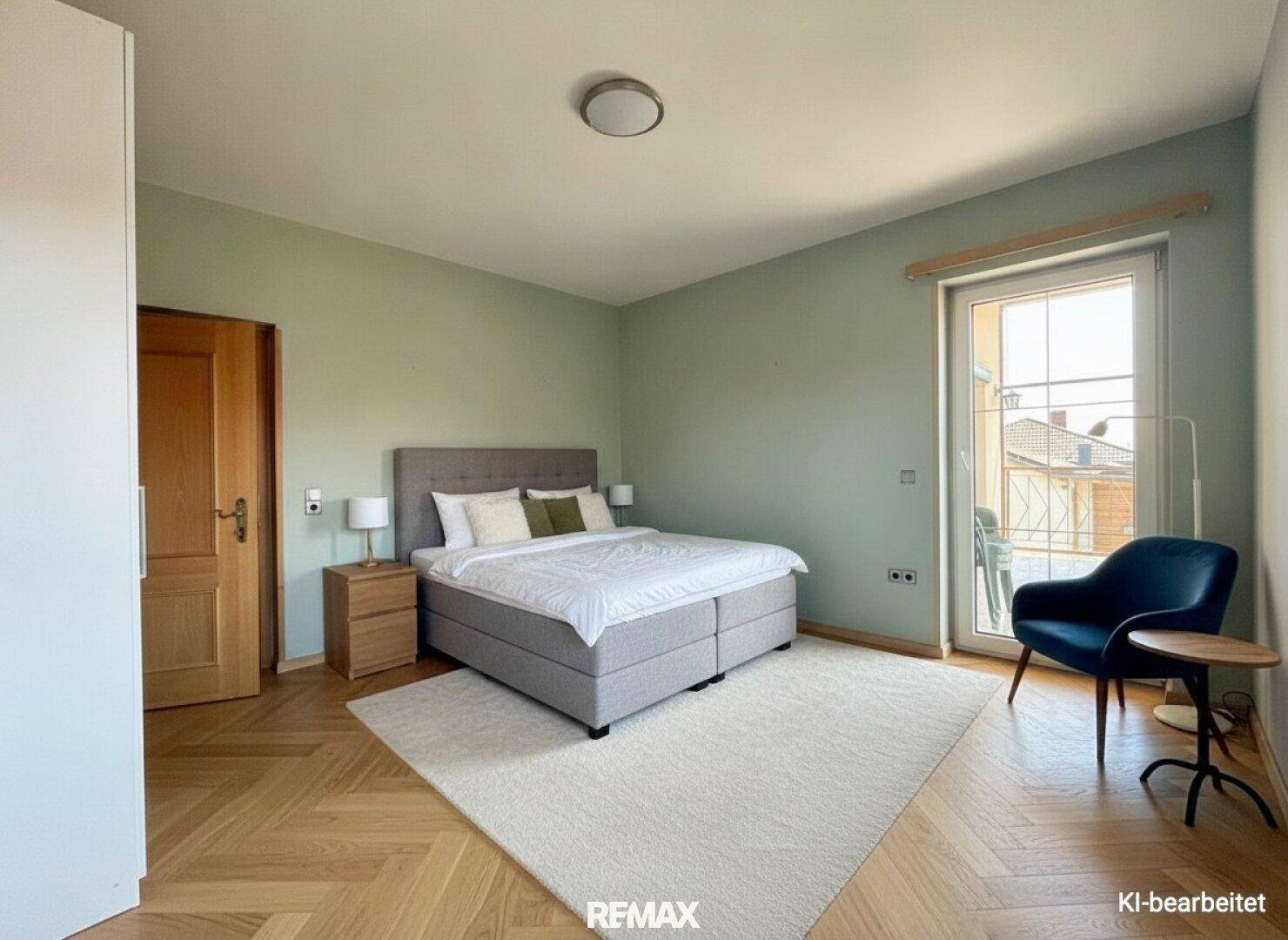 Möbliertes Schlafzimmer mit Doppelbett, Parkettboden und Zugang zum Balkon.