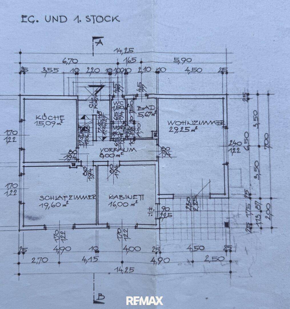 Handgezeichneter Grundriss des Erdgeschosses und ersten Stocks mit Maßen.