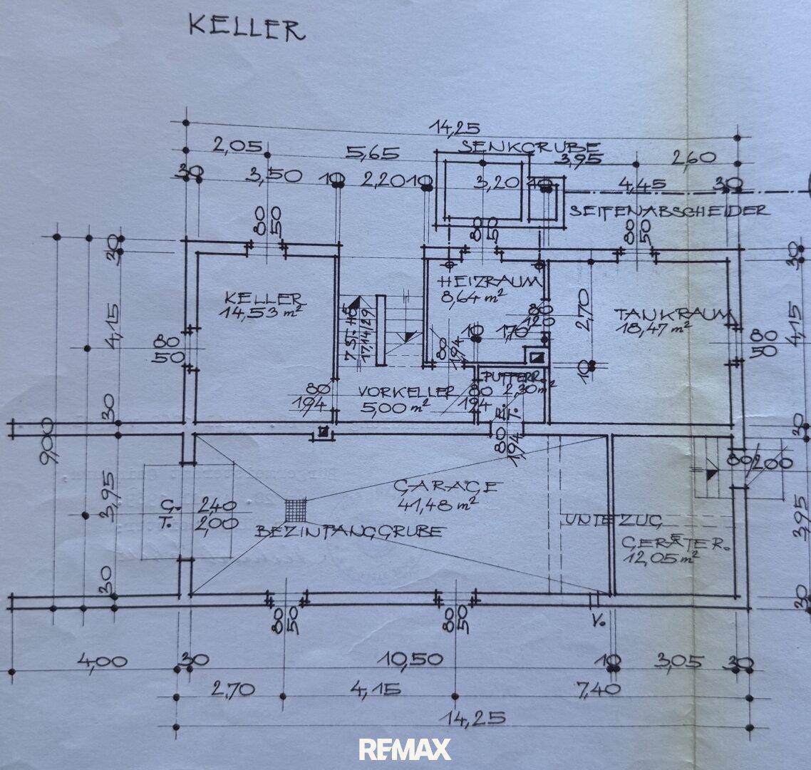 Handgezeichneter Grundriss des Kellers mit Garage, Heizraum und Abstellflächen.