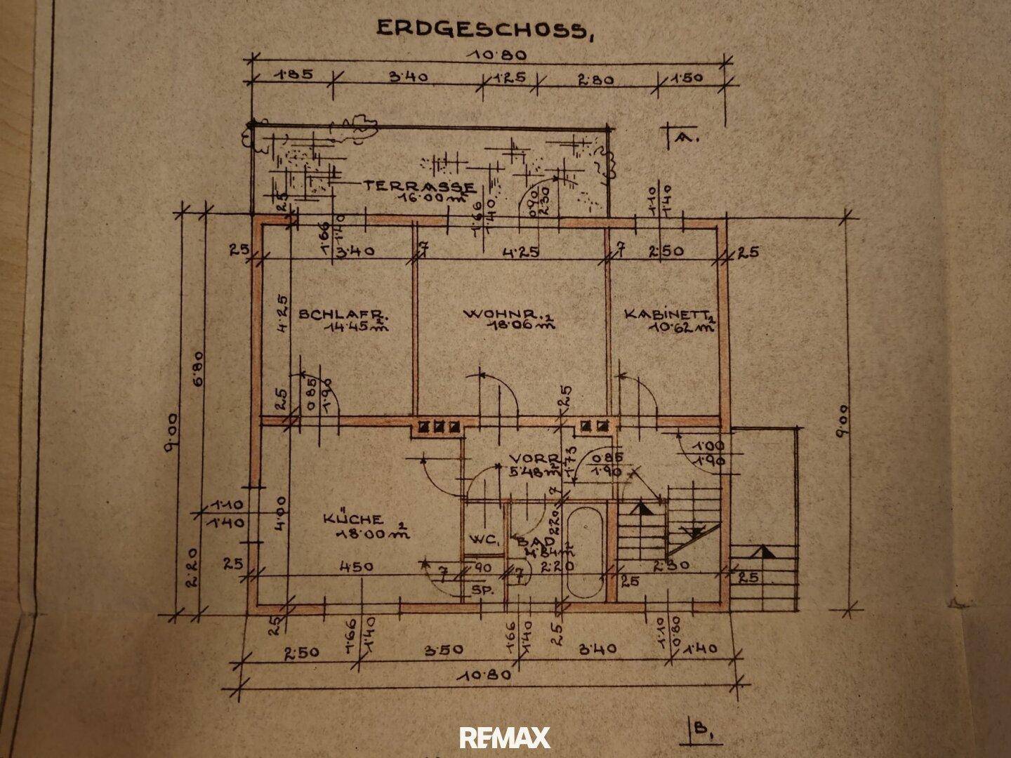 Handgezeichneter Grundriss des Erdgeschosses mit Raumaufteilung und Bemaßungen.