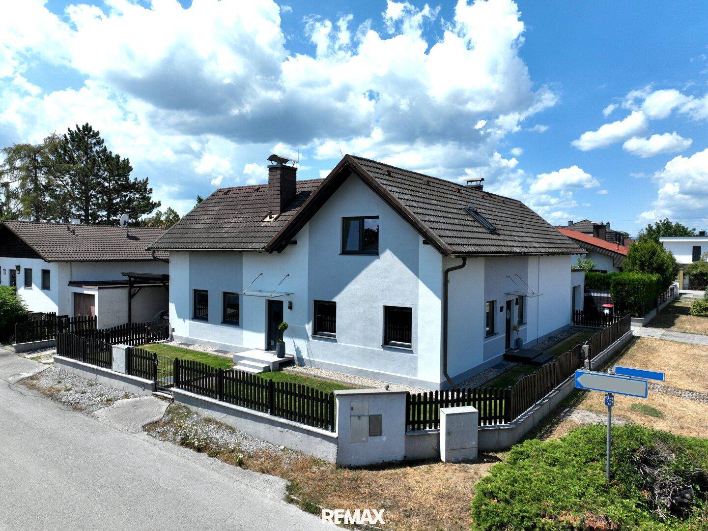 Ansicht des Einfamilienhauses von der Straßenseite mit gepflegtem Vorgarten.