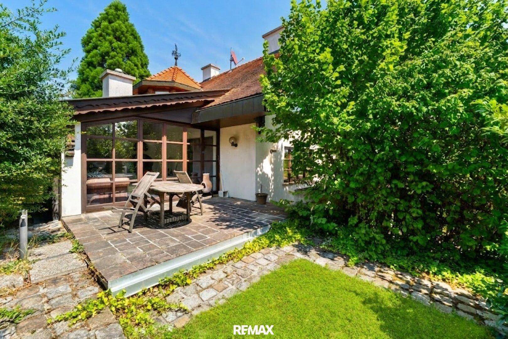 Gemütliche Terrasse mit Sitzgelegenheiten und direktem Zugang zum Garten.