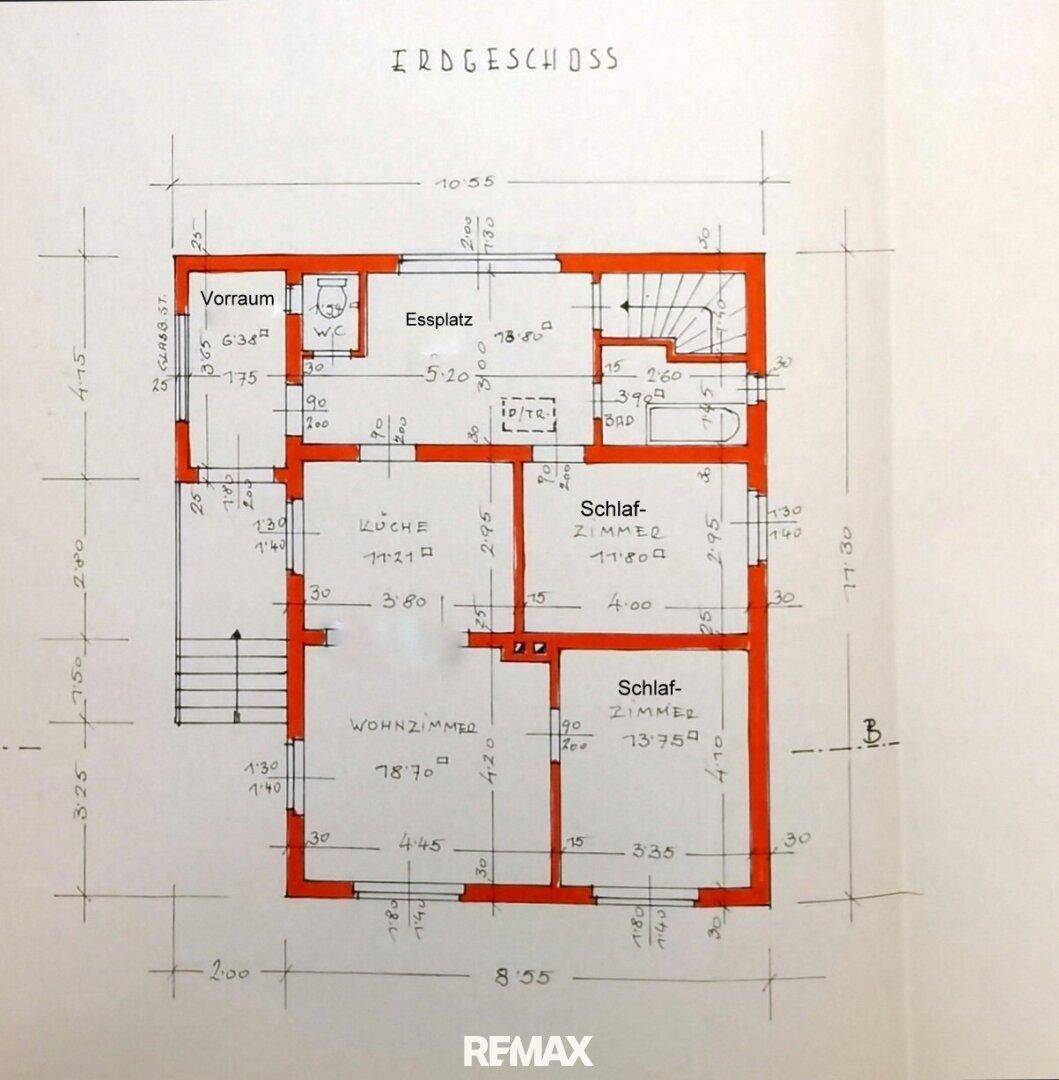 Grundriss des Erdgeschosses mit Wohnzimmer, Küche und Schlafzimmern.