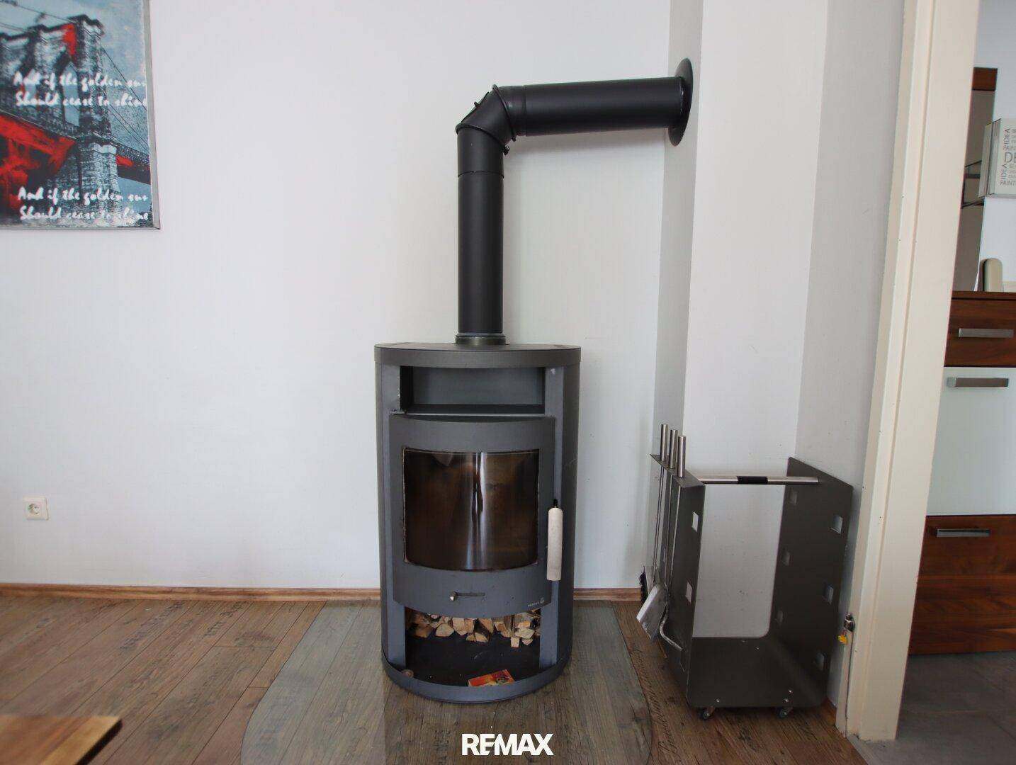 Moderner Holzofen im Wohnzimmer, bereit für gemütliche Stunden.