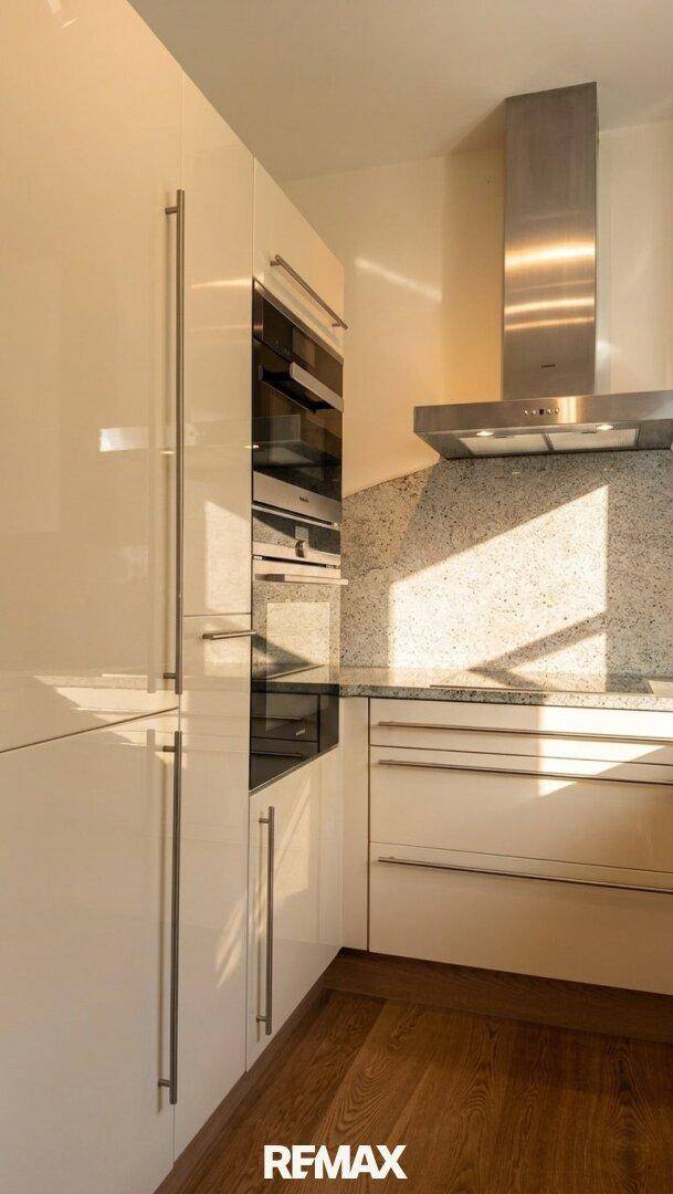 Helle Einbauküche mit integriertem Backofen, Mikrowelle und stilvollen Granitarbeitsplatten.