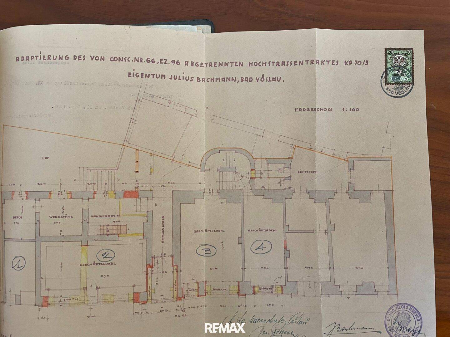 Historischer Grundriss oder architektonische Zeichnung eines Gebäudes mit handschriftlichen Notizen und Stempeln.