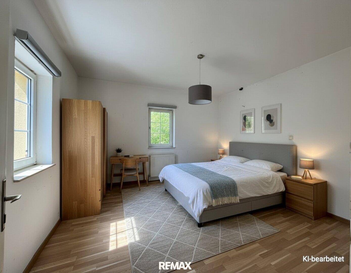 Gemütliches Schlafzimmer mit Laminatboden, Doppelbett und Holzmöbeln, hell und einladend.