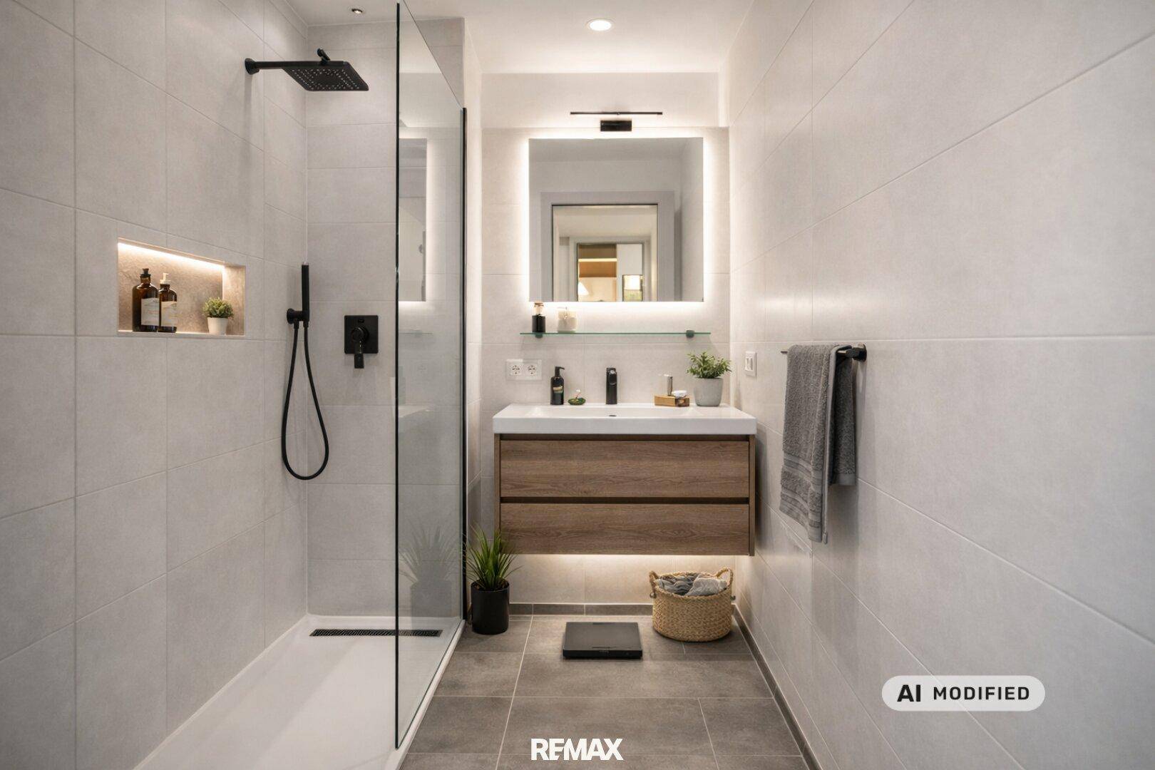 Modernes Badezimmer mit begehbarer Dusche, beleuchtetem Spiegel und Holzwaschtisch.