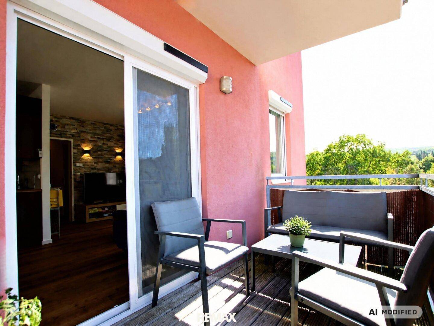 Sonniger Balkon mit Sitzgelegenheiten und Schiebetürzugang vom Innenbereich.