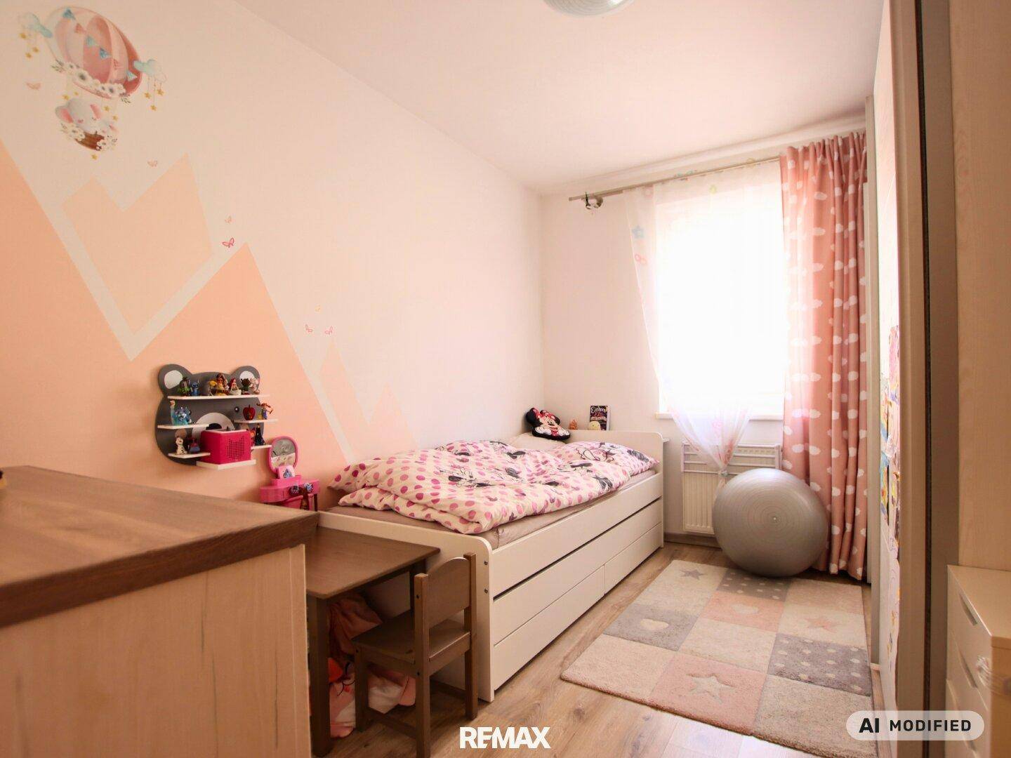 Freundliches Kinderzimmer mit Einzelbett, Schreibtisch und verspielter Wandgestaltung.