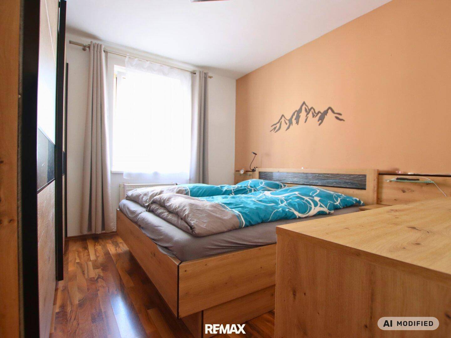 Gemütliches Schlafzimmer mit Doppelbett, Holzmöbeln und einer Akzentwand.