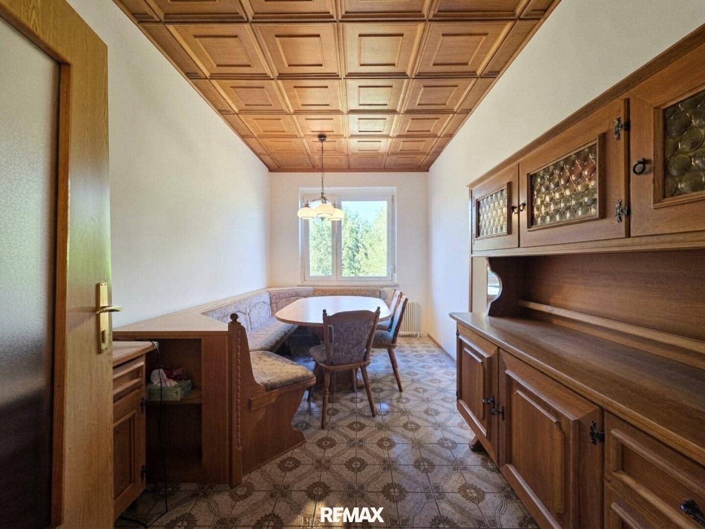 Gemütlicher Essbereich mit Holzdecke, Eckbank und traditionellen Möbeln.