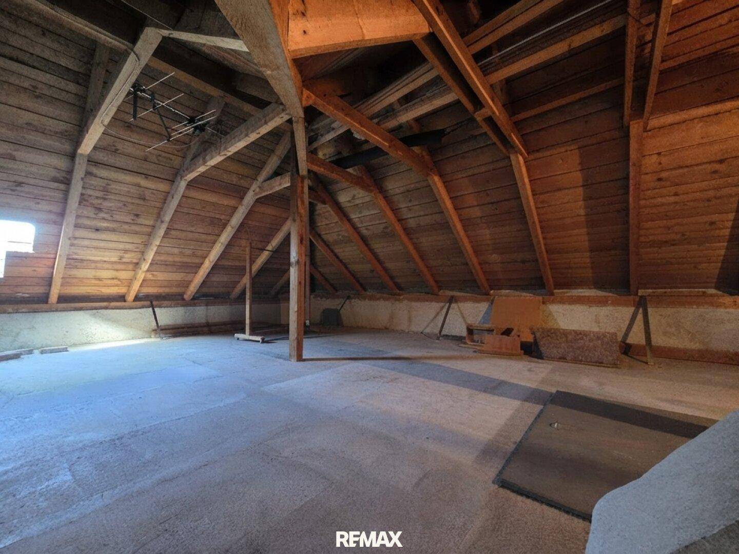Unausgebauter Dachboden mit sichtbaren Holzbalken und viel Potenzial.