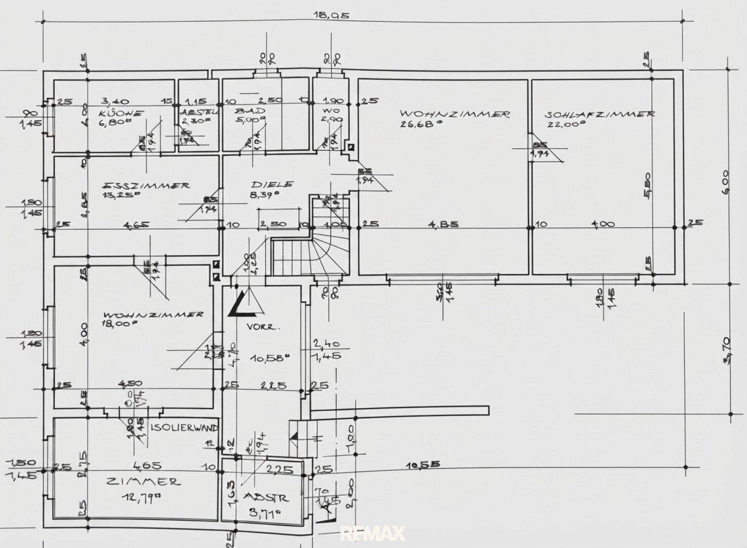 Grundriss des Erdgeschosses mit Wohnzimmer, Esszimmer, Küche, Schlafzimmer und Badezimmer.