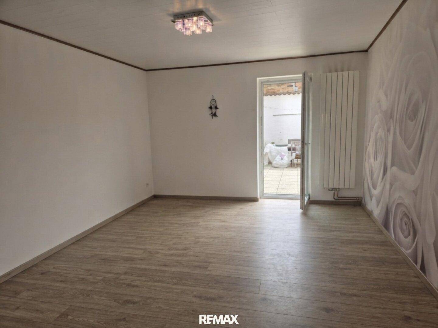Schlafzimmer Tür z. Innenhof, ohne Möbel, KI