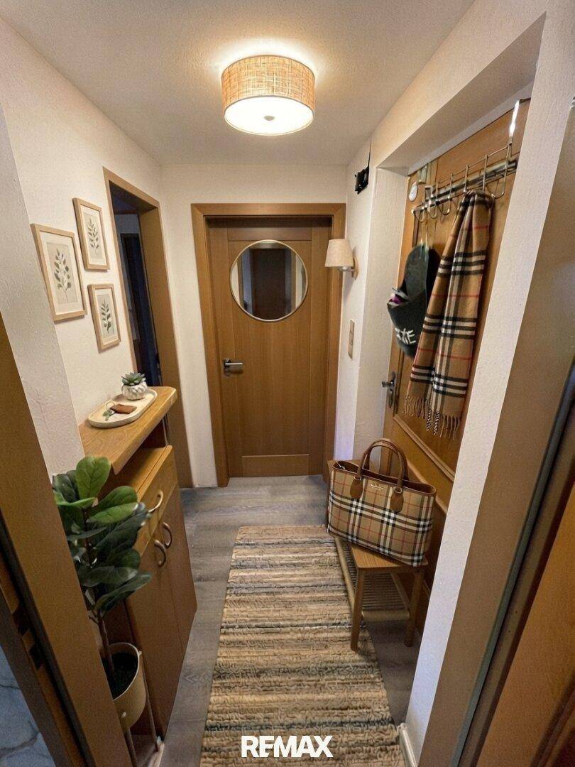 Vorzimmer Original, mit neuer WC-Tür und Deko, KI-generiert