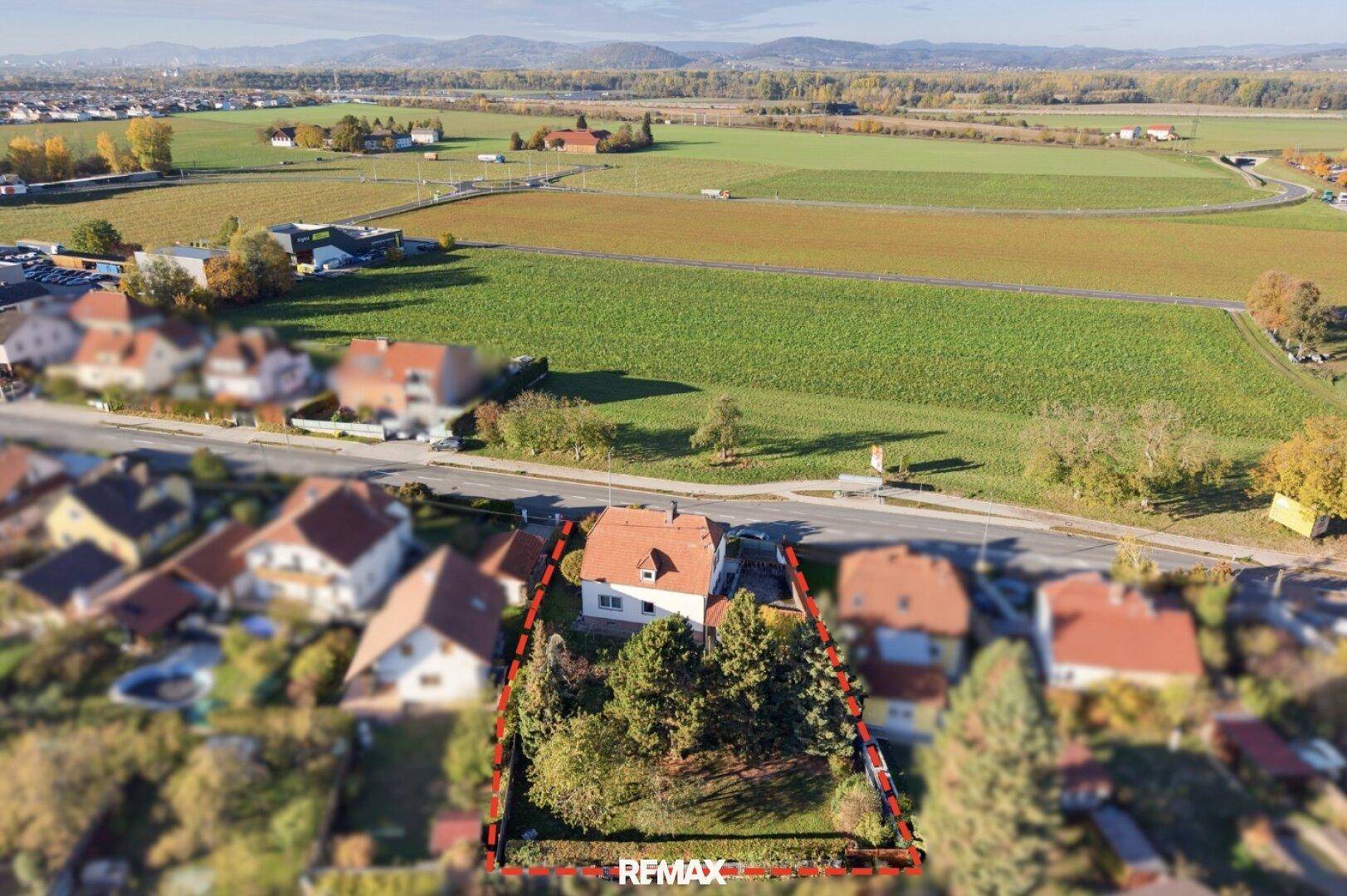 Weitläufige Luftaufnahme des Grundstücks mit Haus, Garten und ländlicher Umgebung.