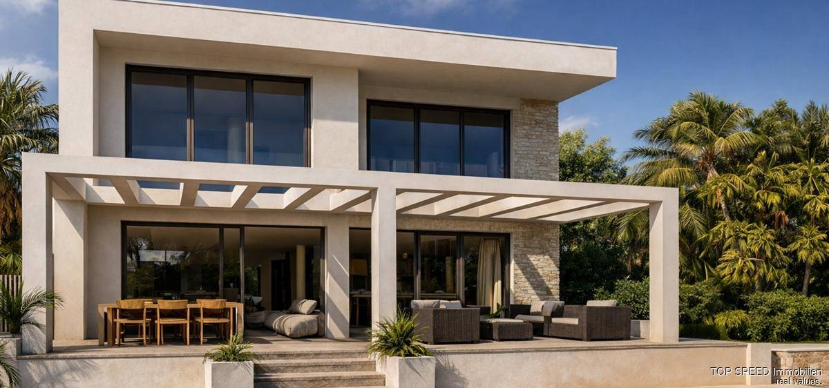 Moderne Villa mit großer überdachter Terrasse, Essbereich und Lounge-Möbeln, umgeben von Palmen.