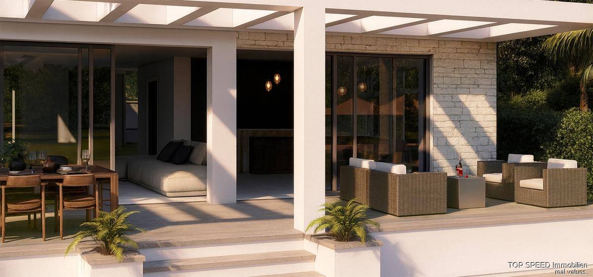 Geräumige Terrasse mit Essbereich und bequemen Lounge-Möbeln, ideal für Entspannung im Freien.