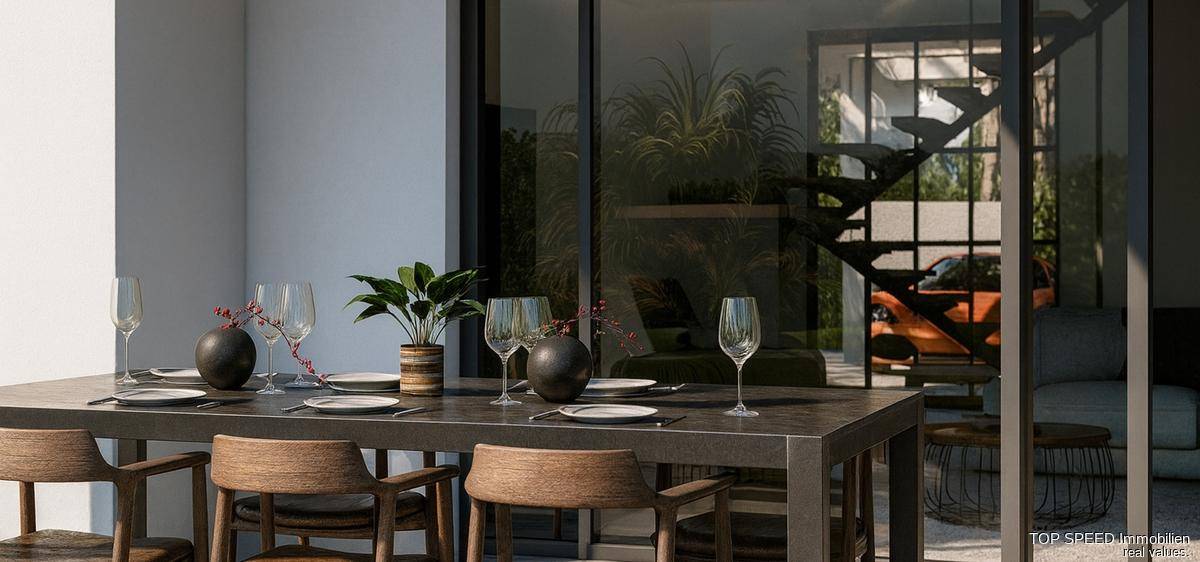 Elegante Outdoor-Essgruppe auf der Terrasse mit Blick auf den Innenbereich und eine moderne Treppe.