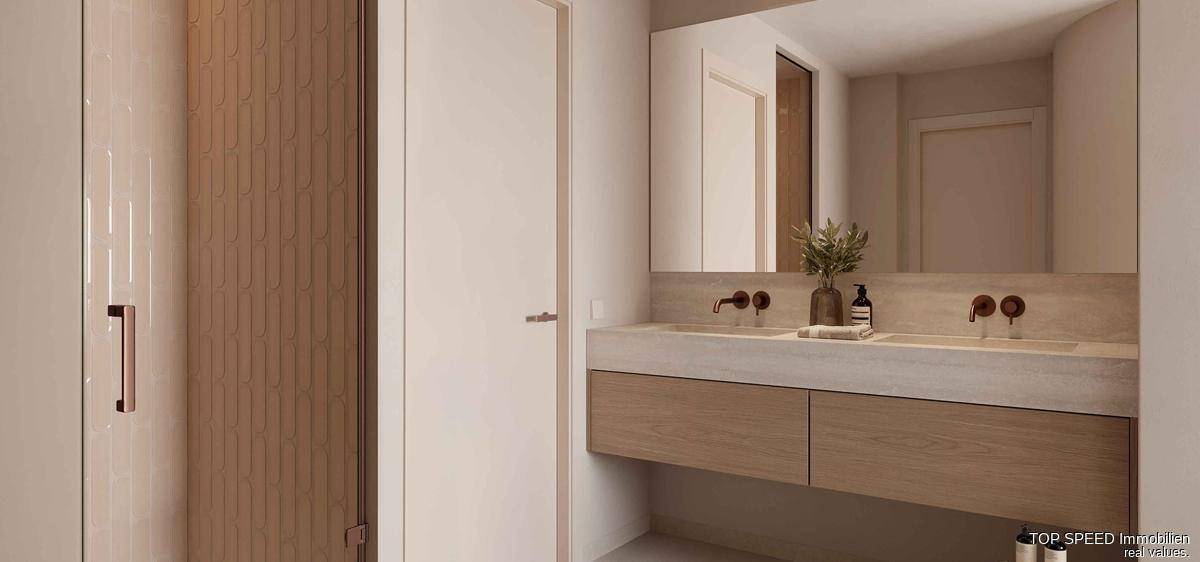 Modernes Badezimmer mit Doppelwaschbecken, Spiegelschrank und begehbarer Dusche.