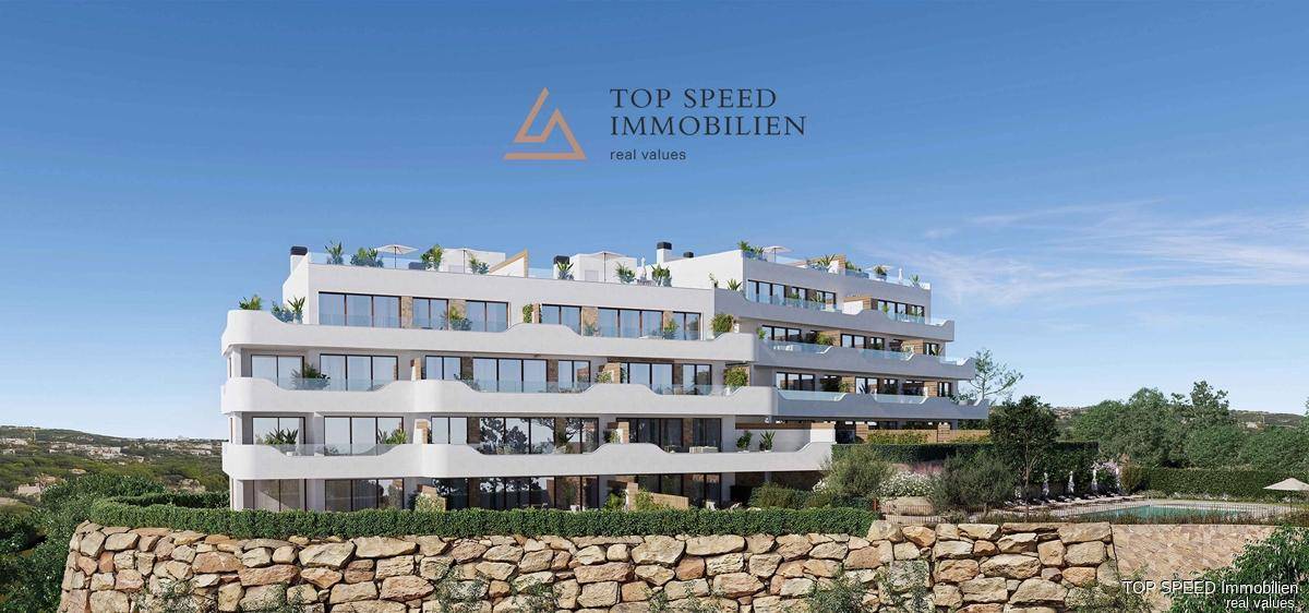 Moderne Wohnanlage mit mehreren Etagen, Balkonen und umgebender Natur.