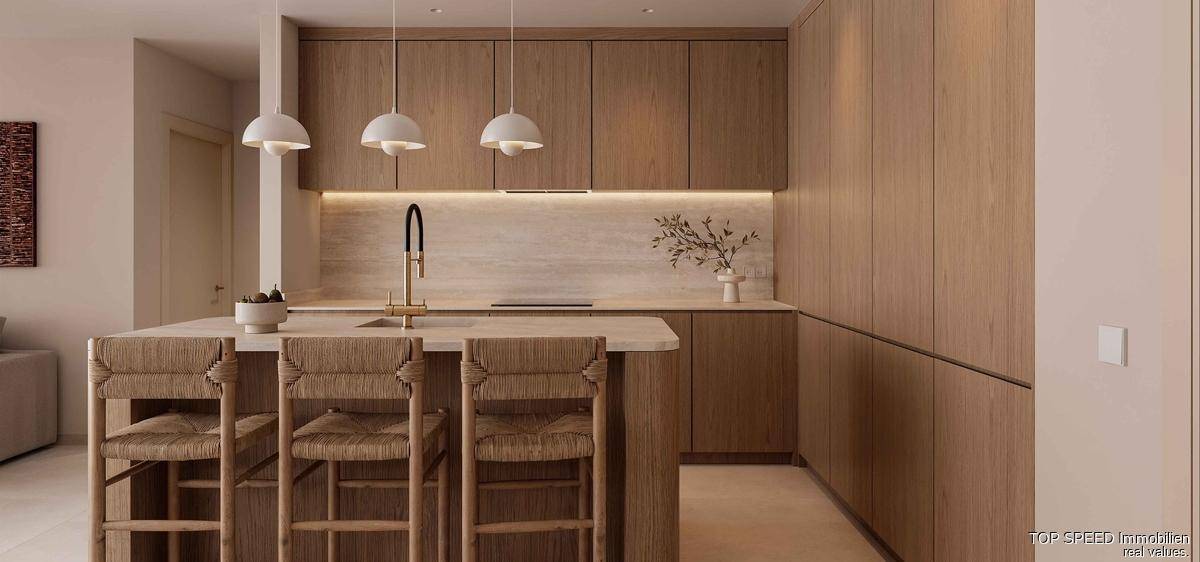 Moderne Holzküche mit integrierten Geräten, Kücheninsel und stilvollen Pendelleuchten.