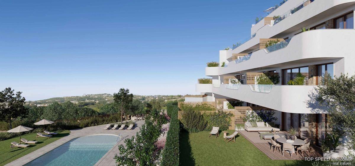 Architektonisch ansprechendes Gebäude mit weitläufiger Poolanlage und grüner Umgebung.