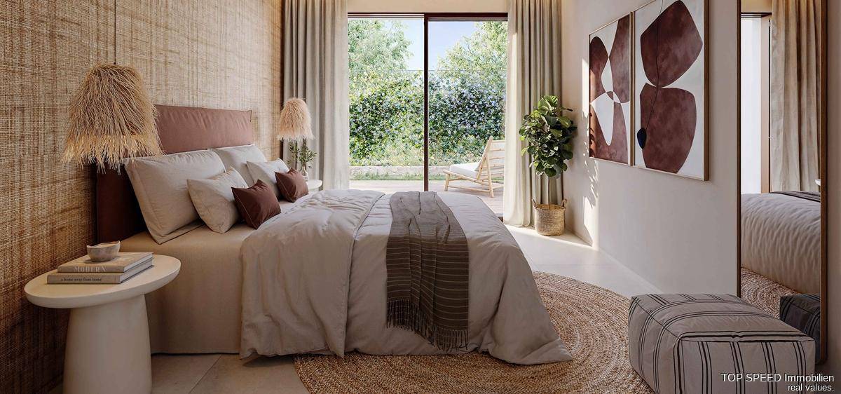 Schlafzimmer mit natürlicher Beleuchtung, Holzwänden und direktem Zugang zu einem grünen Außenbereich.