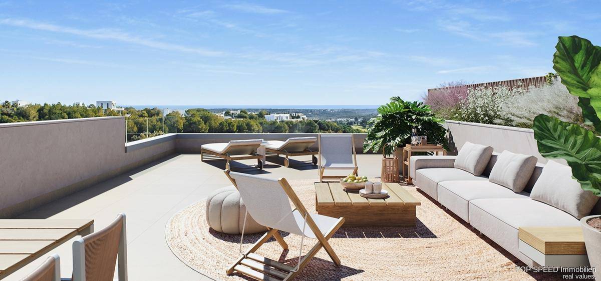 Große Dachterrasse mit Meerblick, Lounge-Möbeln und viel Platz zum Entspannen.