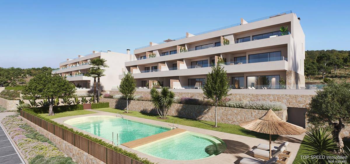 Moderne Wohnanlage mit mehreren Gebäuden, großzügiger Poollandschaft und gepflegten Grünflächen.
