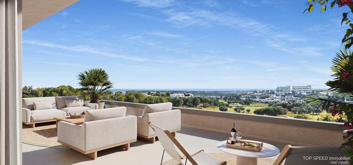 Weitläufige Terrasse mit bequemen Lounge-Möbeln und Panoramablick auf die Umgebung und das Meer.