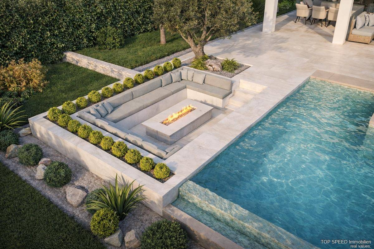 Großzügiger Außenbereich mit Infinity-Pool, integrierter Sitzgruppe und moderner Feuerstelle.