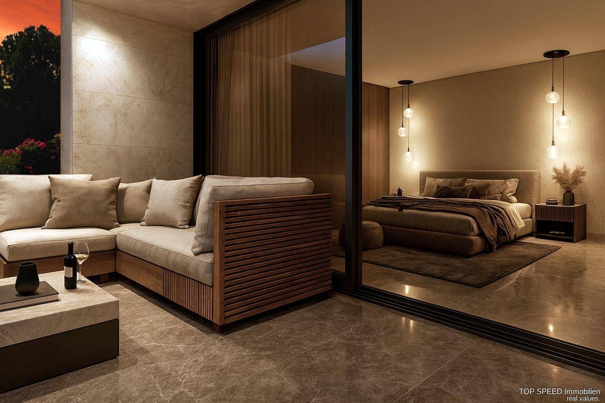 Schlafzimmer mit Zugang zu einer privaten Terrasse und gemütlicher Außenlounge, ideal zum Entspannen.