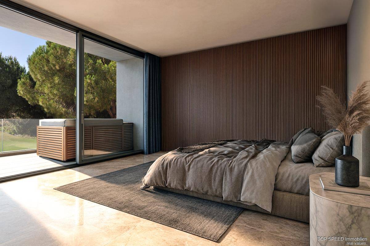 Helles Schlafzimmer mit großen Fenstern, Holzwandverkleidung und direktem Zugang zur Terrasse.